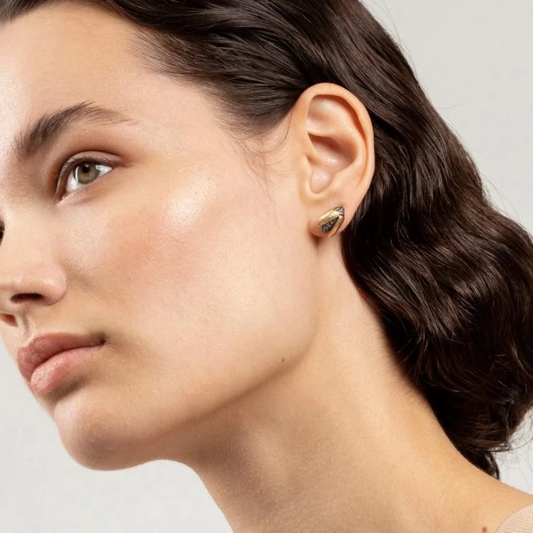 Bibi van der Velden
Mini Scarab Gold Fly Wing Stud Bibi van der Velden
Mini Scarab Gold Fly Wing Stud